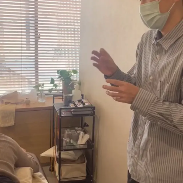 【武蔵小杉はりきゅうここわ勉強会】

最近は毎月勉強会を実施しています。

内容はその会によりますが、基本的には基礎！

スポーツもそうですが、基礎が出来ていない人が応用は出来ません。

鍼灸業界は治療方法やhow to治療の勉強会が圧倒的に多く、全体を見渡すと基礎的なところが非常に弱い印象があります。

なので、基礎的な勉強会をとても大切にしています。

触診、鑑別、問診、鍼灸技術、などなど。

基礎や治療の理論的なところを把握できてくると、治療方法はhow to治療ではなく、自分で考えてアプローチ可能です。

前回は基礎的な触診のコツなどを細かく行いました！

本日も午前中に行いましたが、熱心な質問も多くとても濃い勉強会となりました！

#勉強会 #セミナー #鍼灸 #鍼灸セミナー #鍼灸勉強会 #鍼灸師募集中